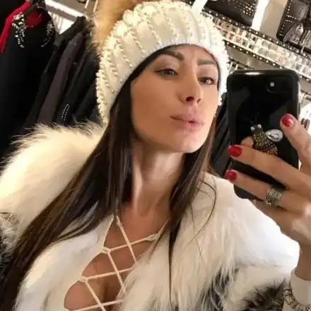 Мариана Маринова продава „Мис Силикон”