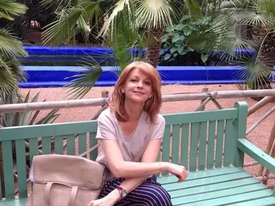 Миа Сантова нае детегледачка  за дъщеря си