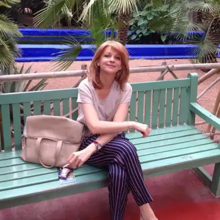 Миа Сантова нае детегледачка  за дъщеря си