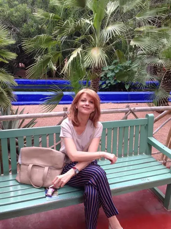 Миа Сантова нае детегледачка  за дъщеря си