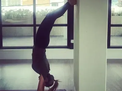 Мика Стоичкова стои на ръце