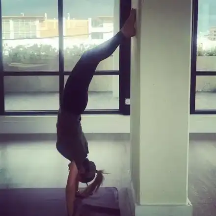 Мика Стоичкова стои на ръце