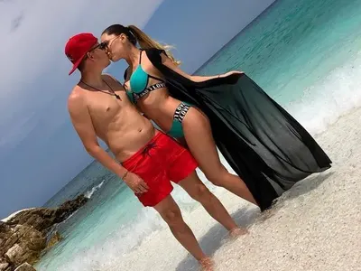 Националът Тодор Неделев зарязан от гаджето? Хубавата Ани се пече сама по моникини (ФОТО)