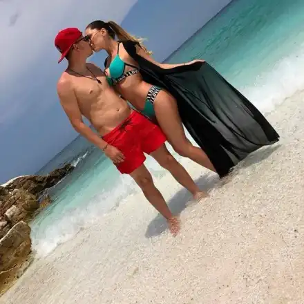 Националът Тодор Неделев зарязан от гаджето? Хубавата Ани се пече сама по моникини (ФОТО)