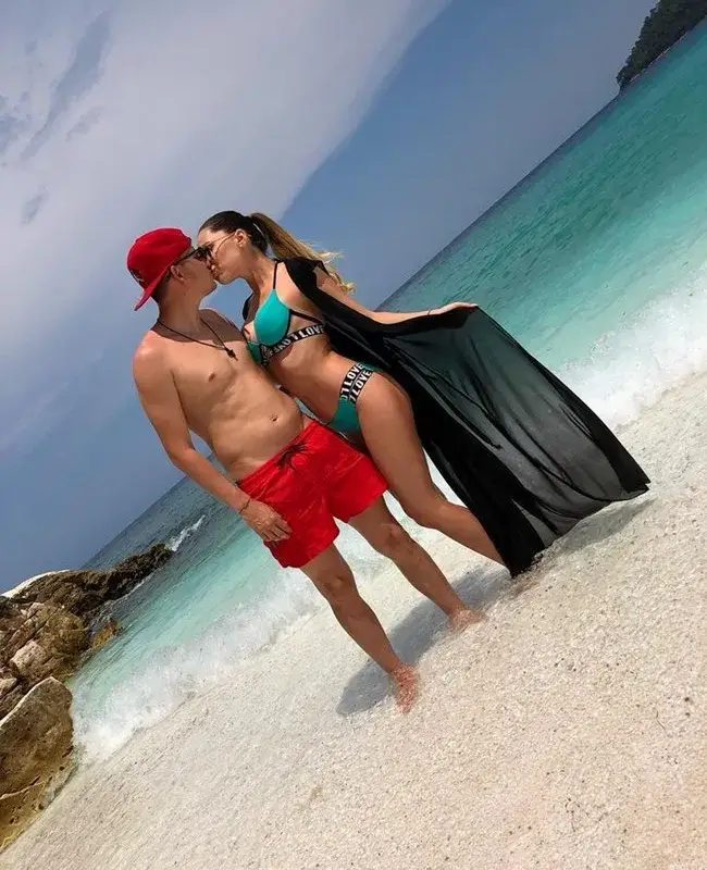 Националът Тодор Неделев зарязан от гаджето? Хубавата Ани се пече сама по моникини (ФОТО)