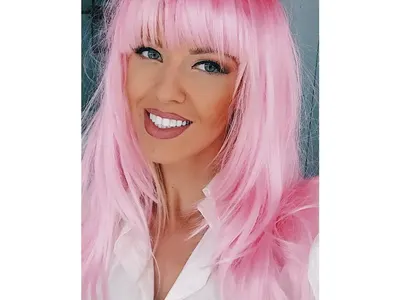 Натали Трифонова порозовя като Риана