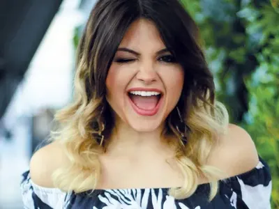 Петя Дикова на лекар с ултра къс минижуп