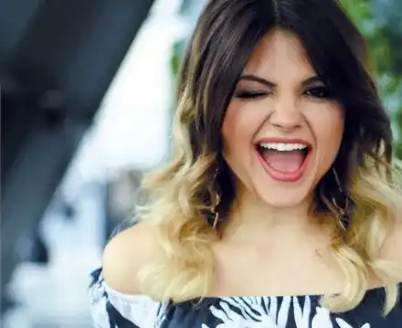 Петя Дикова на лекар с ултра къс минижуп