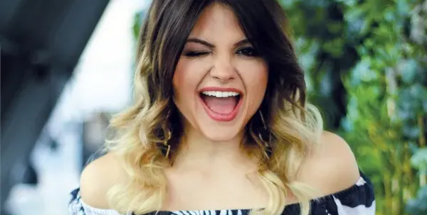 Петя Дикова на лекар с ултра къс минижуп