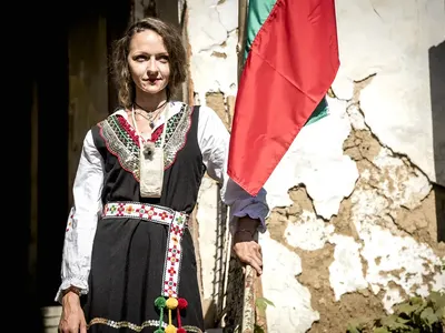 Разочарована от мъжете красавица търси любовта във „Фермата“