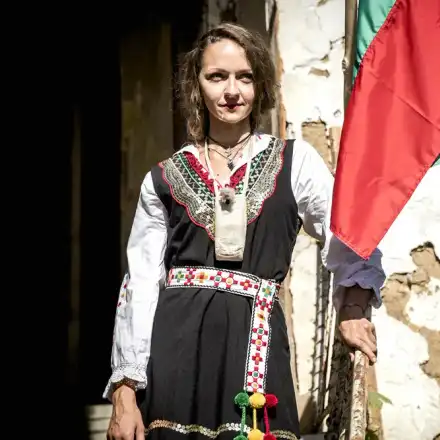 Разочарована от мъжете красавица търси любовта във „Фермата“