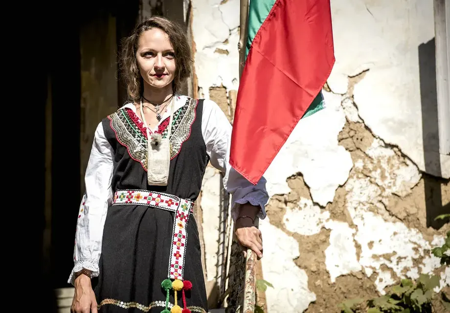 Разочарована от мъжете красавица търси любовта във „Фермата“