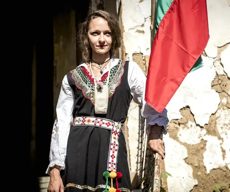 Разочарована от мъжете красавица търси любовта във „Фермата“