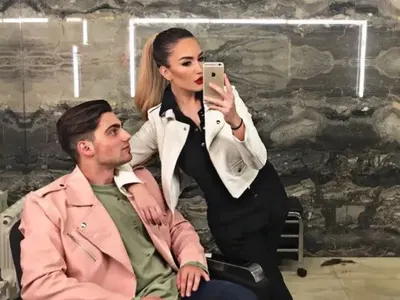 Ревниво гадже не изпуска Тита  от очи