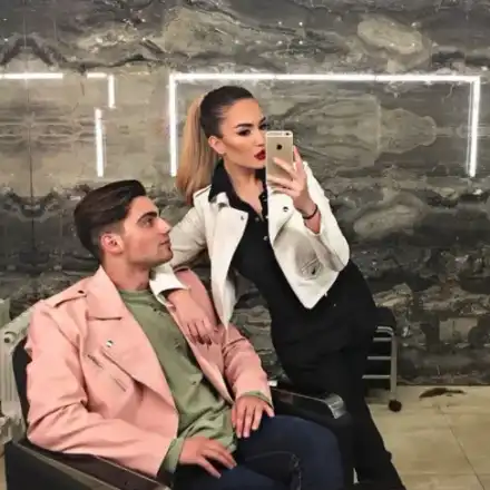 Ревниво гадже не изпуска Тита  от очи