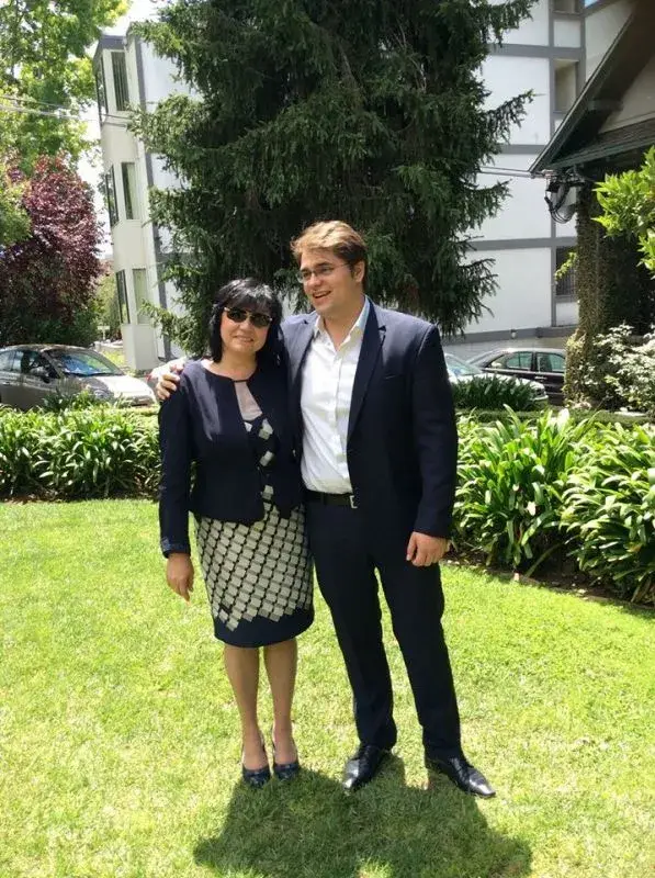 Синът на Корнелия Нинова лапа 30 бона на месец, дели офис с Жозе Барозоу