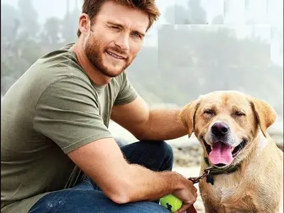 Скот Истууд води кучето си на йога в София