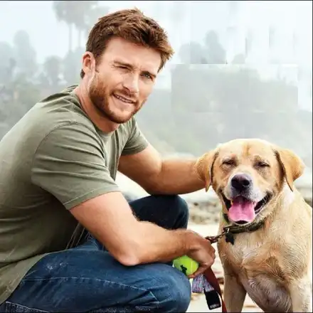 Скот Истууд води кучето си на йога в София