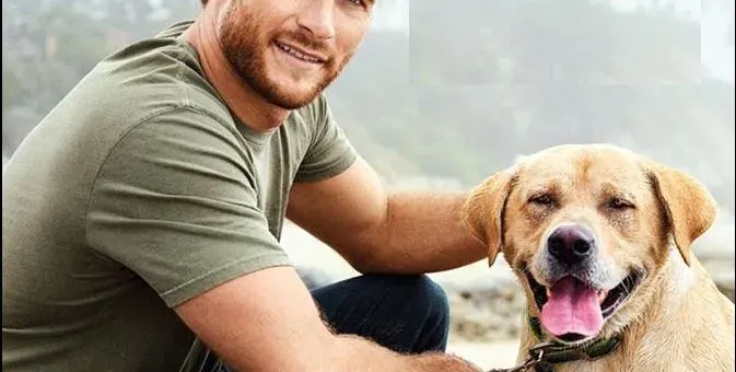 Скот Истууд води кучето си на йога в София