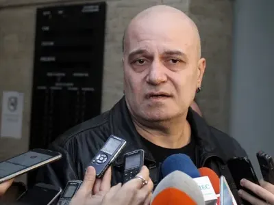 Слави на 52: Сам съм, без любов, всички ме предадоха! +Каква е причината да отблъсква жените