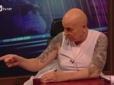 Слави си загуби ума по горещи румънки! Предложи им брак пред милиони