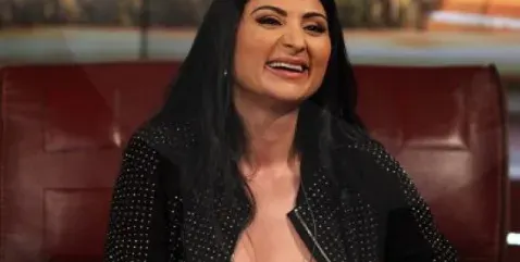 Софи Маринова лапна 30 бона от пиян бос от „Трейс”! Oмаяла фиркания баровец, той я закичил с два плика по 15 000 лева