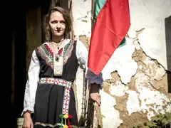 Разочарована от мъжете красавица търси любовта във „Фермата“