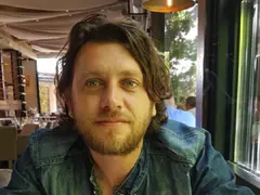 Веселин Плачков носел шотландски полички, сменил 6 училища, работел като осветител, хижар и на автомивка