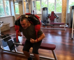 Само в HotArena! Ето това е СИЛНА ВОЛЯ! Вижте как Христо Мутафчиев тренира всяка сутрин в 7 ч. във фитнес зала!