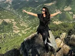 Армия от помощнички гледа бебето на Преслава!