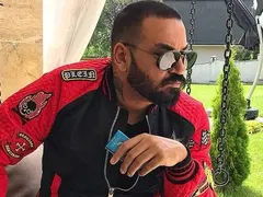 Австрийско радио поздравява слушателите си с песен на Азис