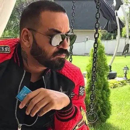 Австрийско радио поздравява слушателите си с песен на Азис