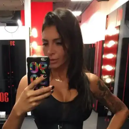 Черната Златка бури с корсет