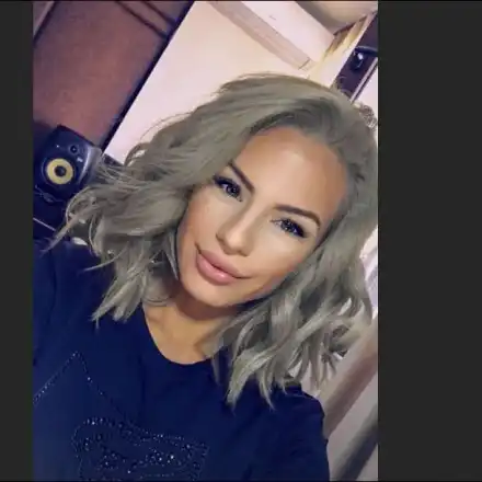 Цвети на Криско стана блондинка