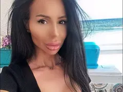 Деси Фотосесията напомпа деколтето