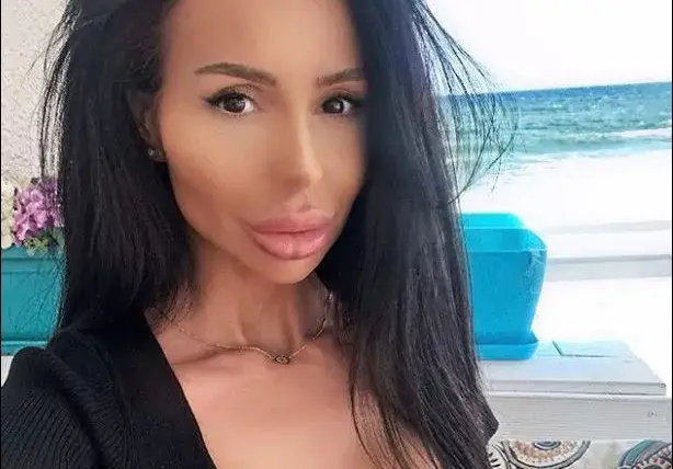 Деси Фотосесията напомпа деколтето