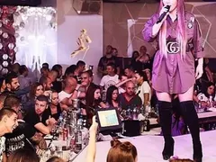 Десислава пести от фризьори! Сменя прическите си с перуки