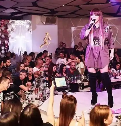 Десислава пести от фризьори! Сменя прическите си с перуки