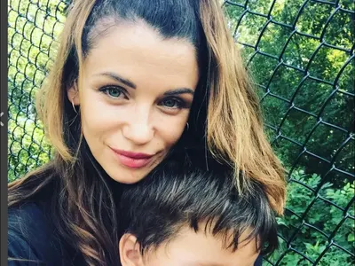 Диляна Попова с детето на разходка