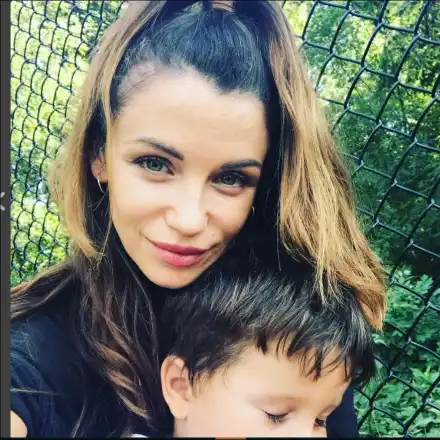 Диляна Попова с детето на разходка