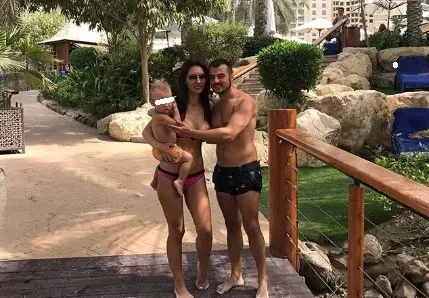 Джена на почивка с детето и мъжа си в Дубай (СНИМКИ)