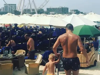 Джена на почивка с детето и мъжа си в Дубай (СНИМКИ)