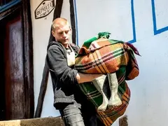 Емигрантът от „Фермата“ Симеон говори с коза на френски