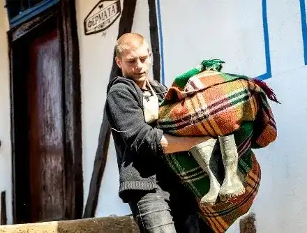 Емигрантът от „Фермата“ Симеон говори с коза на френски