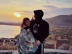 Есмер се сгоди, хвали се с мега скъпарски пръстен (Снимки)
