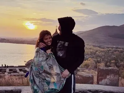 Есмер се сгоди, хвали се с мега скъпарски пръстен (Снимки)