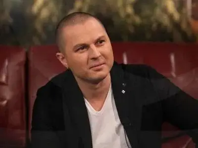 Гъмзата се фука с джип за 130 бона, паркира където му скимне