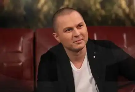 Гъмзата се фука с джип за 130 бона, паркира където му скимне