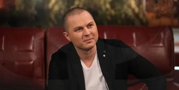 Гъмзата се фука с джип за 130 бона, паркира където му скимне