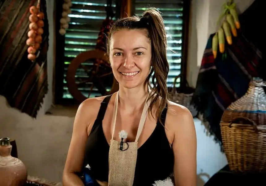 Гери Дончева си чисти лицето с... вибратор!